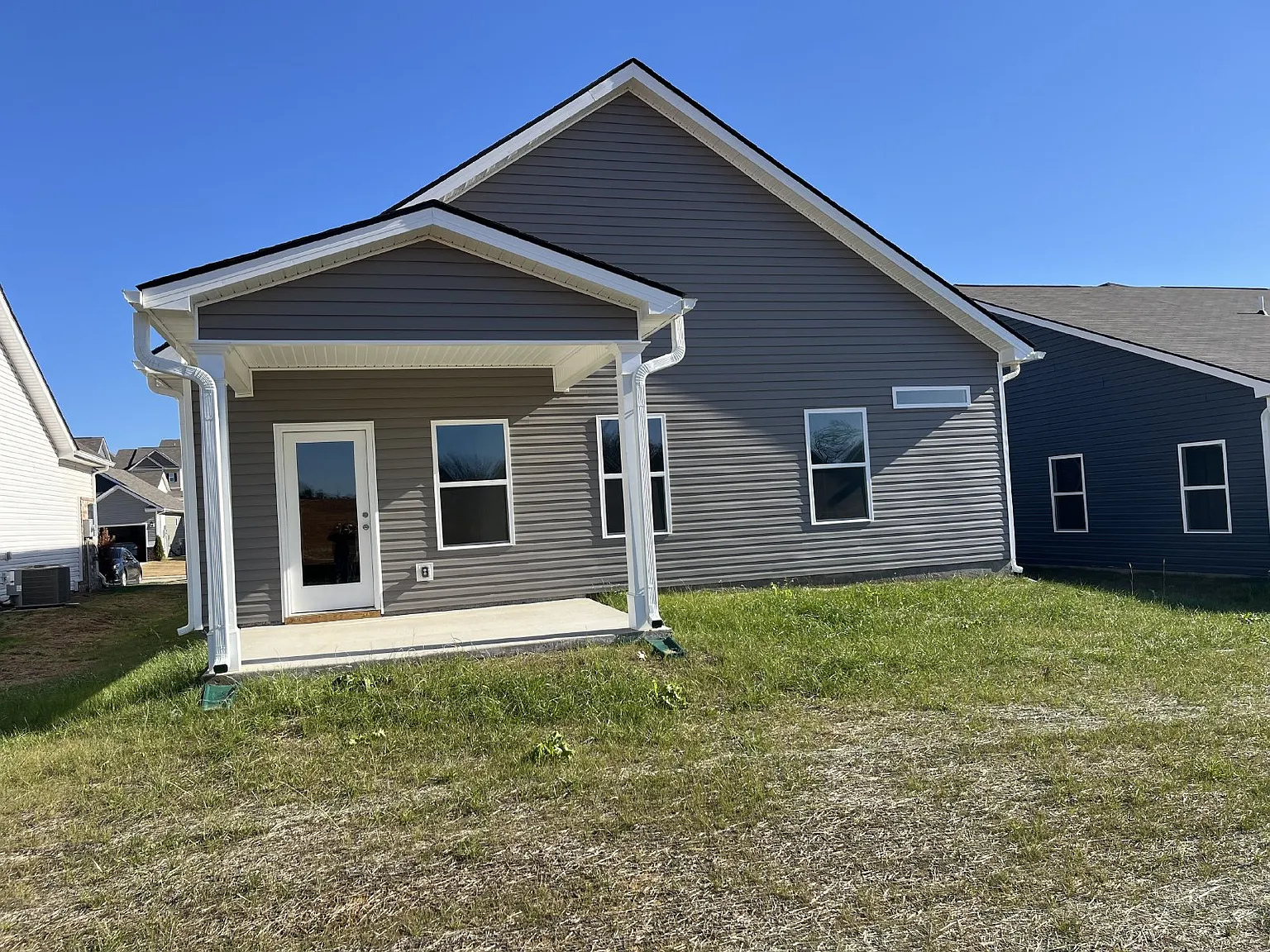3 bed, 2.0 bath, 1573 sqft, $2,100 — Photo 2