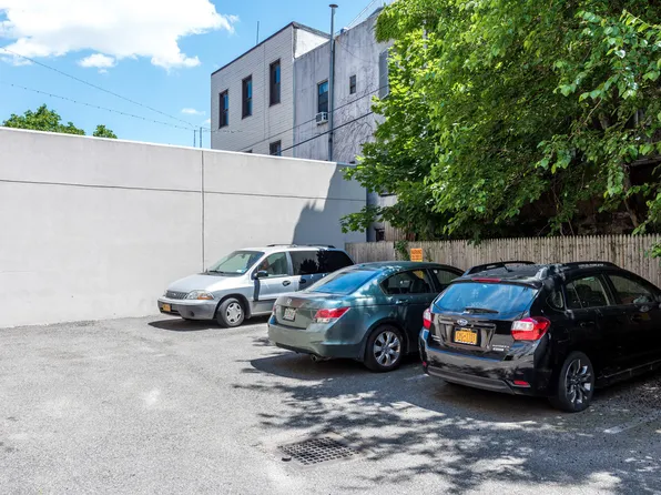 924 Metropolitan Avenue image 34 of 36