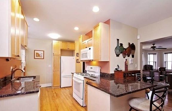 4th image of 5705 N Maplewood Ave #1