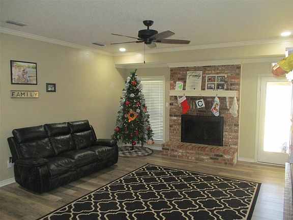 3rd image of 406 Ravenwood St