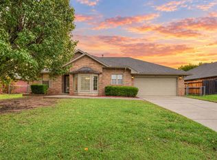 2517 Bellaire Dr, Moore, OK 73160