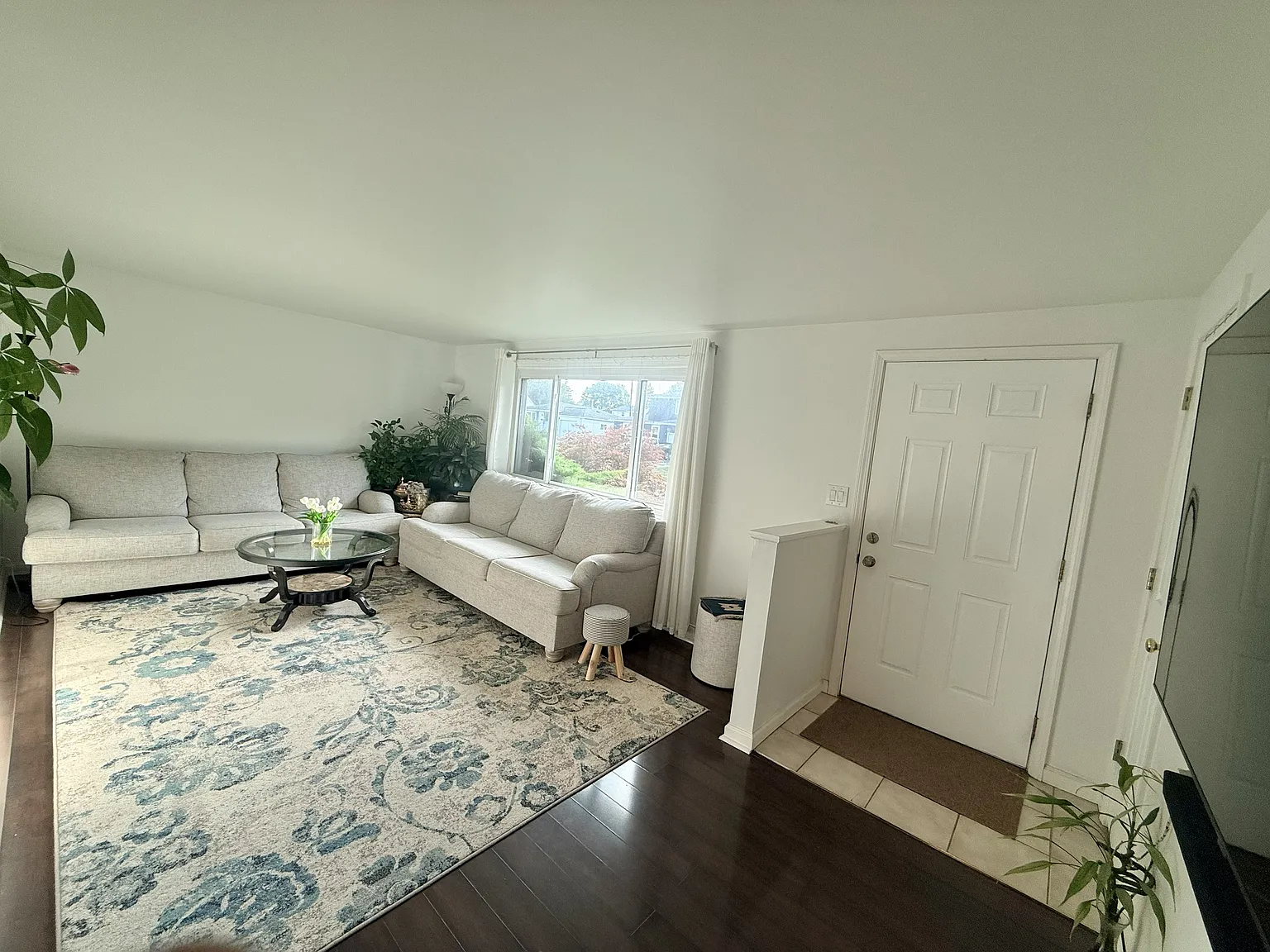 3 bed, 1000 sqft, $1,980 — Photo 1