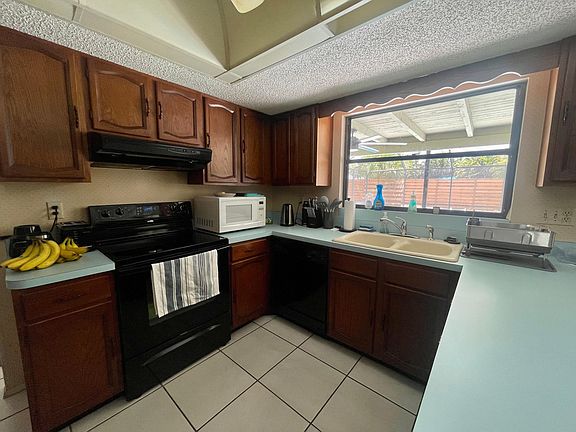 Kitchen-Common Area
