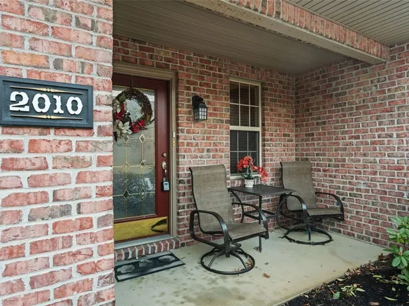 2010 Bandek Ln, Lawrence, PA 15055