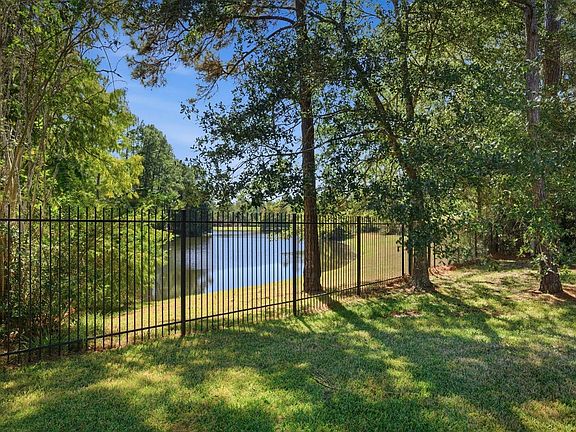 3rd image of 36 W Wedgewood Gln