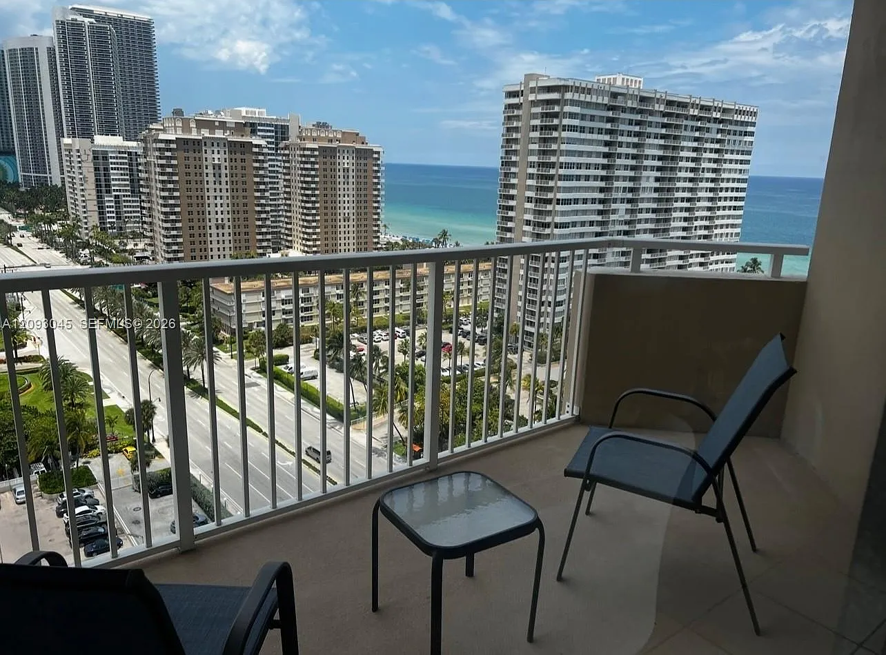 Hemispheres Condo — Photo 1