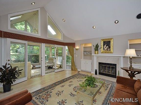 4th image of 120 Greenleaf Dr