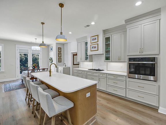 3rd image of 140 Palm Point Dr