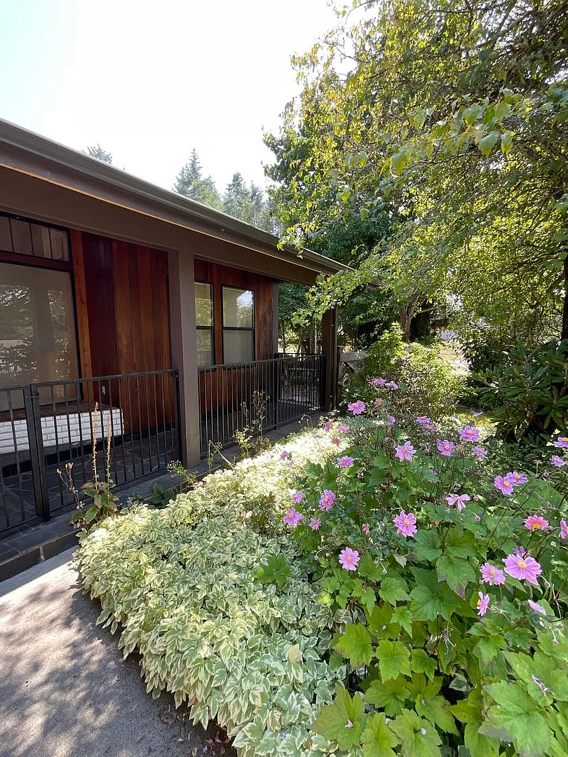 Single-level living with a one-of-a kind setting! — Photo 3