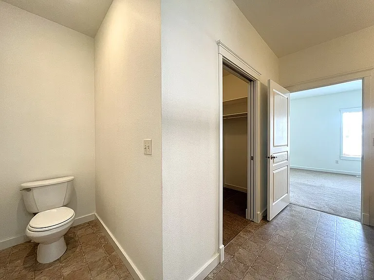 717 W Claire St — Photo 33