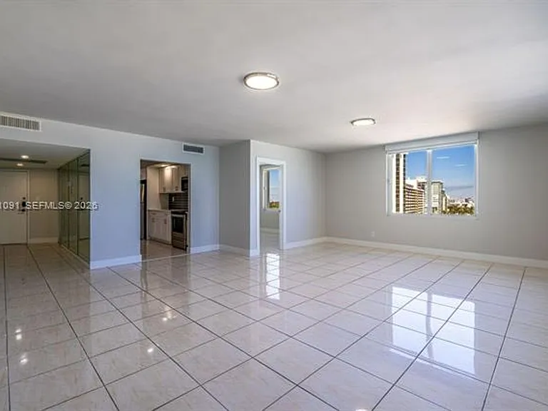 5401 Collins Avenue Cu #919 — Photo 7