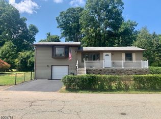 18 Staten Trl, Hopatcong, NJ 07843