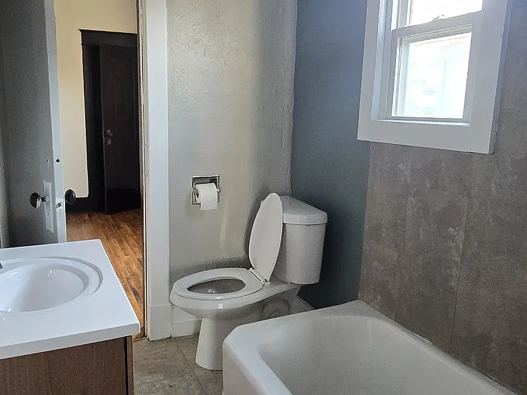 409 Corunna Ave — Photo 8