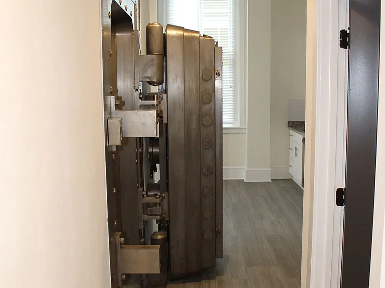 114 W Court St #101 — Photo 8