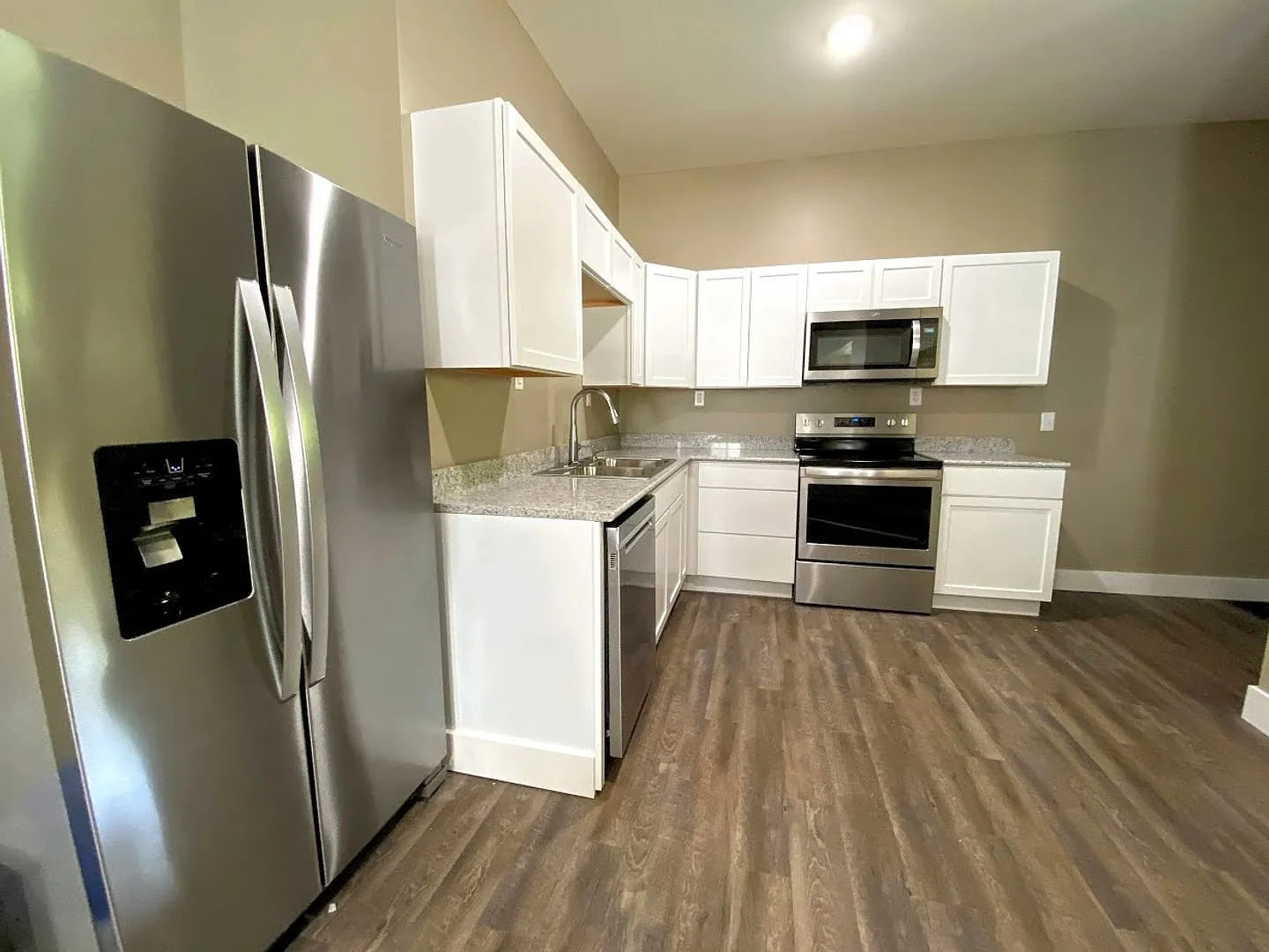 August 2028 - Remodeled - 5 bed, 5 bath! — Photo 4