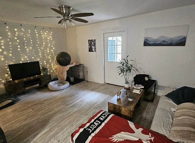 332 Living rm (now vacant)