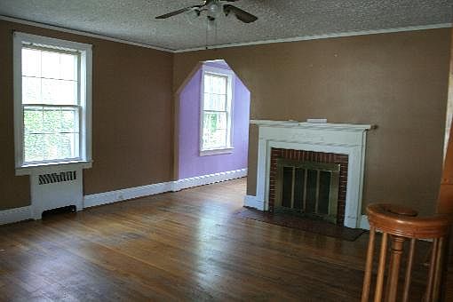 3rd image of 225 Pine St