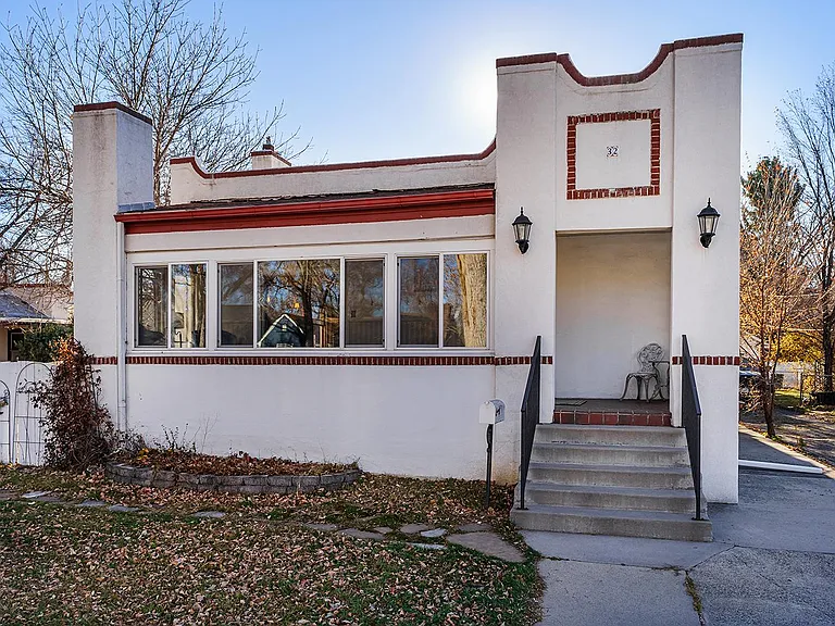 32 Clark Ave — Photo 1