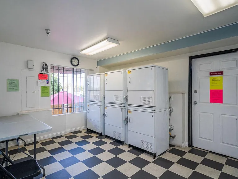 Chateau Regent Apartments — Photo 16