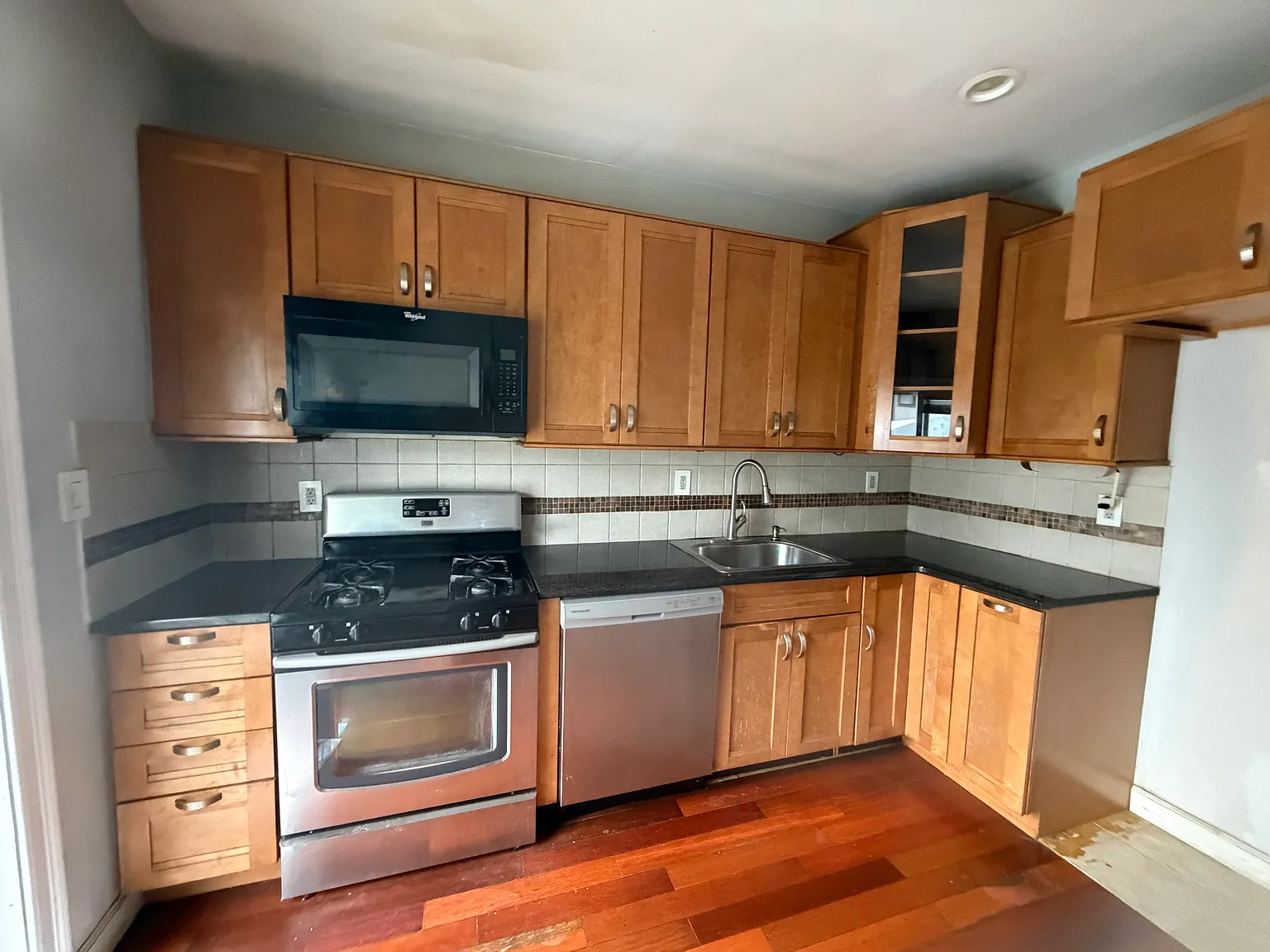 2 bed, 1000 sqft, $2,675 — Photo 2