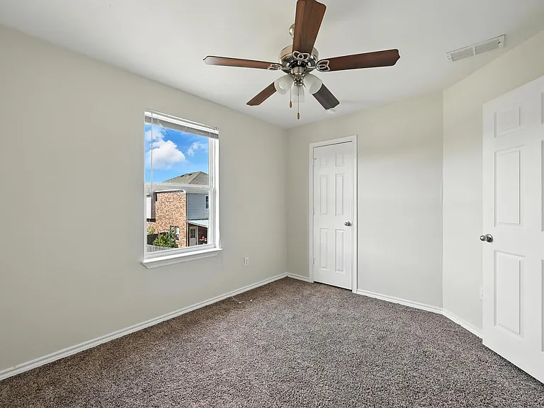 721 E College St — Photo 11