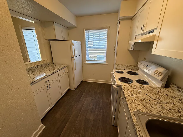Avery Close Condominiums — Photo 7