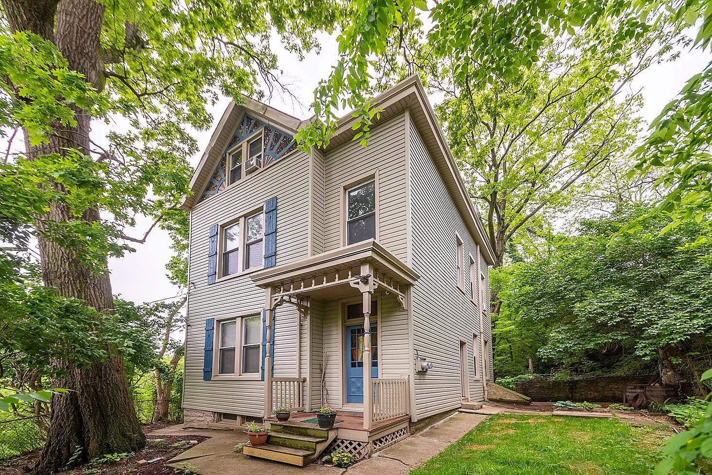 6 bed, 2400 sqft, $3,300 — Photo 1