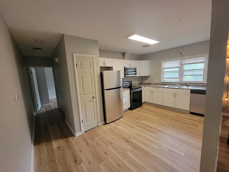 1012 N Summit St #F — Photo 3