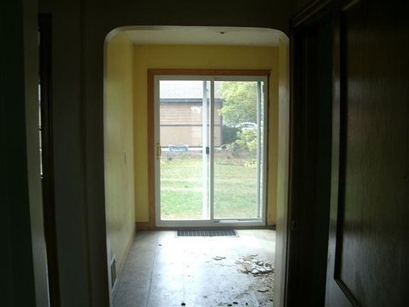 5th image of 124 Ash St N