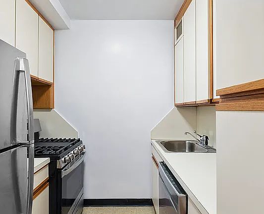 5th image of 30 W 60th St APT 10S