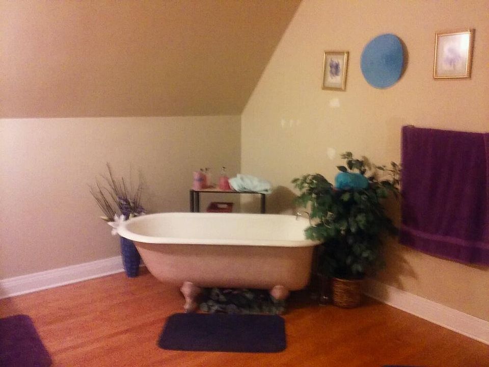 Bathroom-claw bathtub