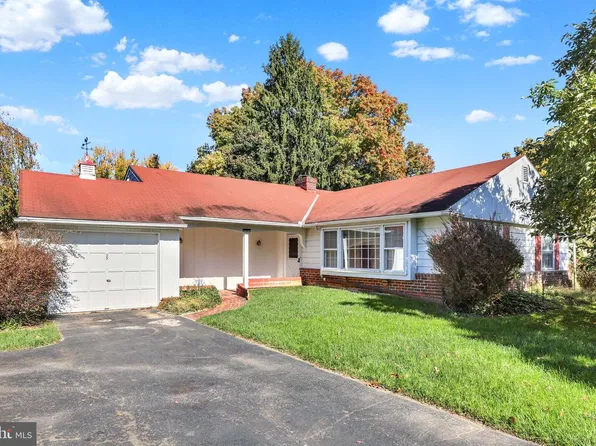 25 Woodstock Dr, Newtown, PA 18940