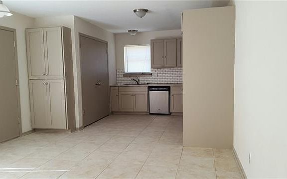 5th image of 2330 Royal Dr