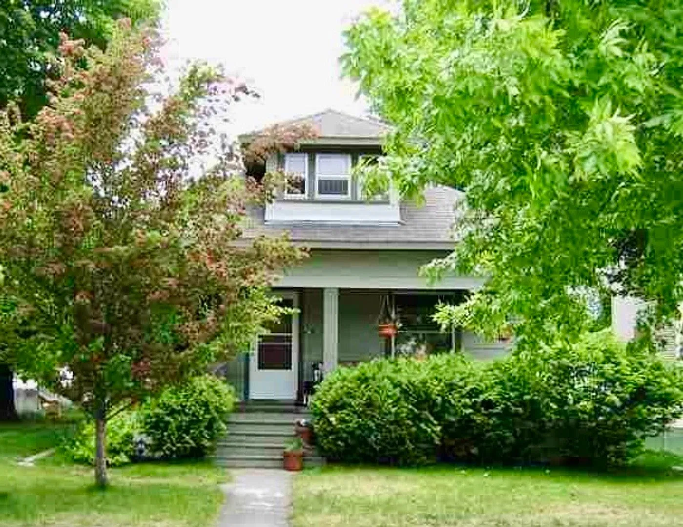 Cute Home with a detached garage — Photo 1