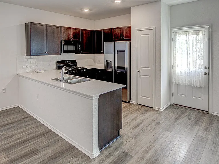 2704 Shimsham Dr — Photo 5