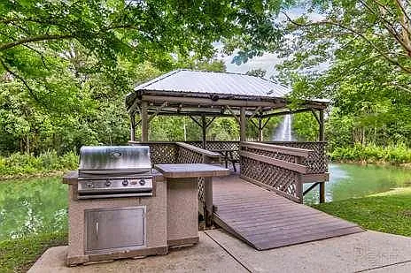 Water's Edge Apartments — Photo 44