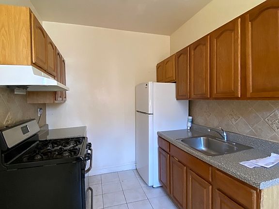4th image of 200 E 19th St APT 4A