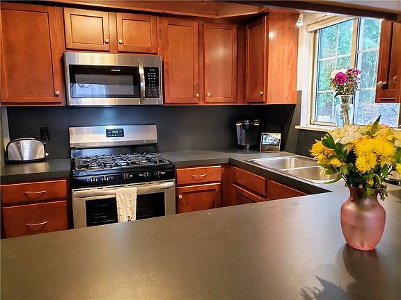 5th image of 37 Marigold Cir
