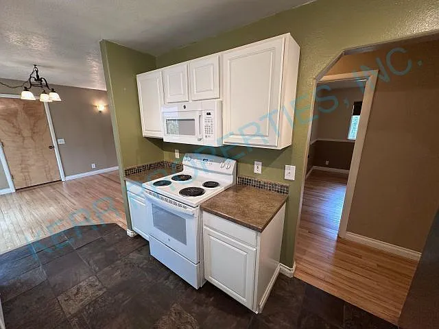 635 SE Juniper Ct E — Photo 7