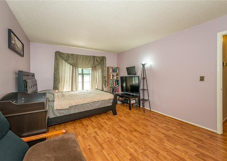 1st image of 428 Danbury Ln