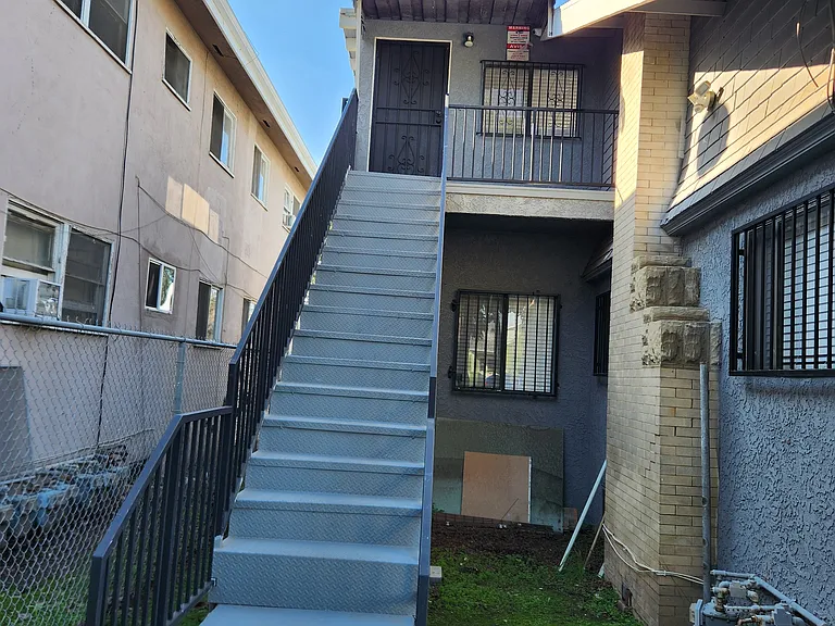 1803 S Van Ness Ave — Photo 2
