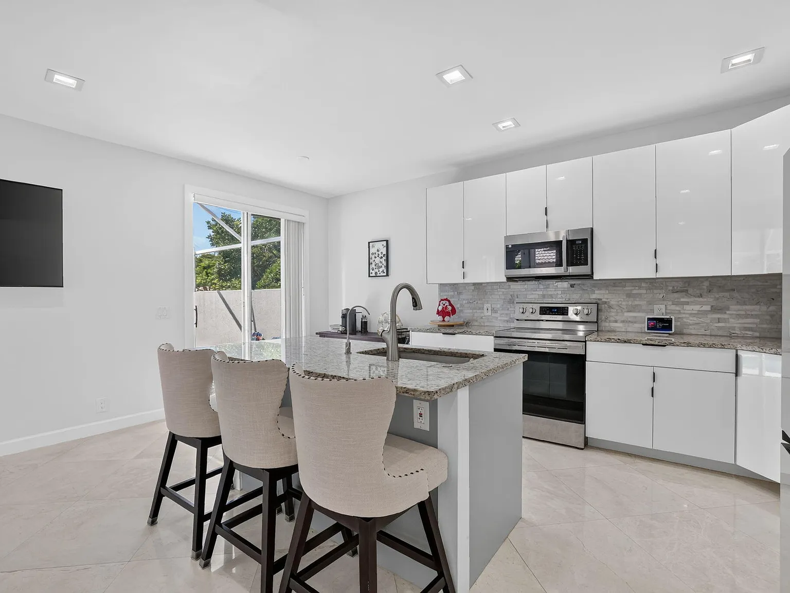 4 bed, 2.5 bath, 2211 sqft, $5,700 — Photo 4