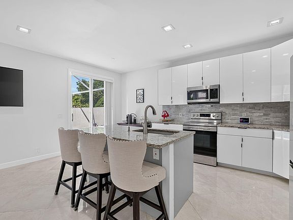 4th image of 5040 Heron Place