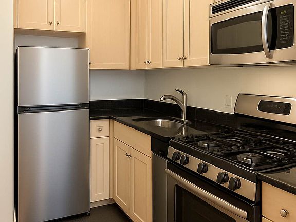 3rd image of 528 E 6th St APT 5a