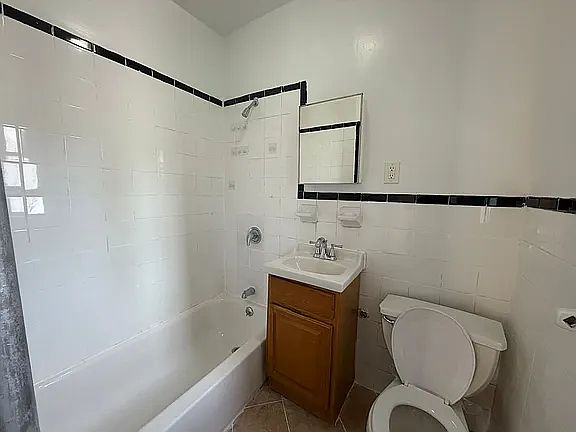 3rd image of 2085 Morris Ave #202
