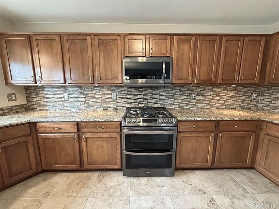 5th image of 28948 Pinehurst Dr