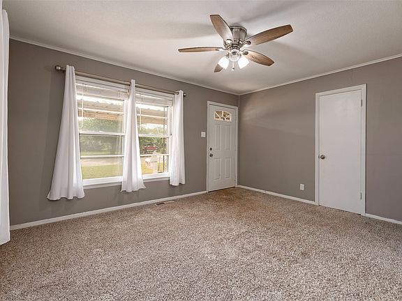 5th image of 1026 S Crockett Dr
