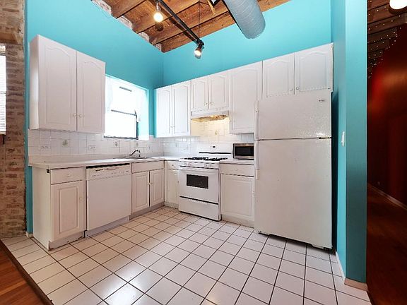 4th image of 2849 W Belmont Ave #2F