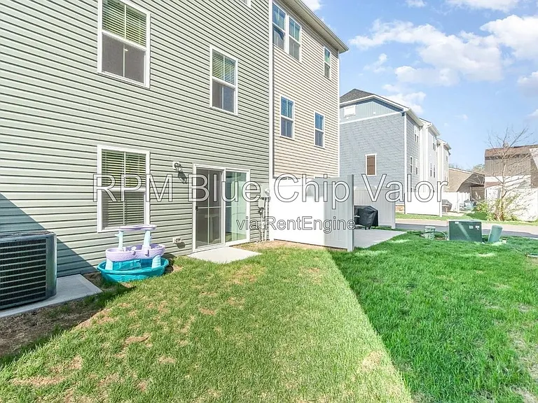 14 Wentworth Ln — Photo 3