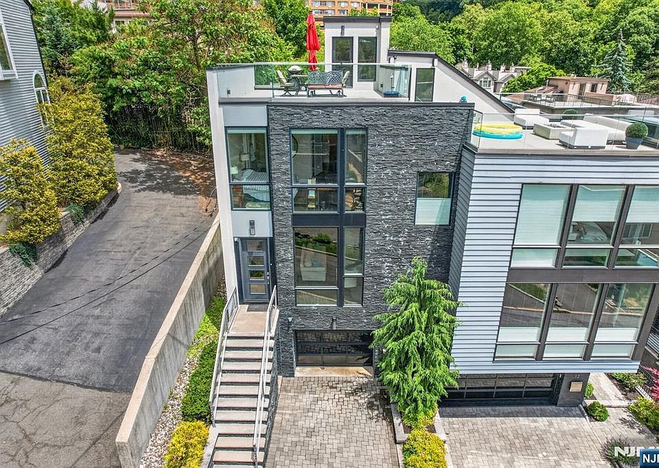 1st image of 14 Hooks Ln